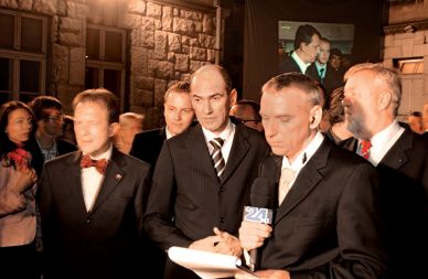 Borut Petek za premierom se je konec 2004 veselil zmage SDS. 