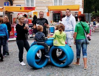 Stojnice za hrano in pijačo so izdelane iz tovornih palet.