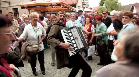 Srečna država bi bil lahko slovenski film. Zgodba o \