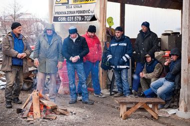 Gladujoči okrog ognja v Kočevju