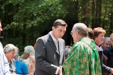 Ko si izgubil srednjeveški monopol in ko izgubljaš vernike, lahko izgubljeno moč kompenziraš le z materialnim bogastvom in navezavo na državne jasli.  (na sliki Borut Pahor in Anton Stres)