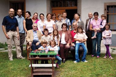 Srečanje Lokarjevih v Ajdovščini leta 2009, na klopi skrajno levo sedi Jurij Gustinčič