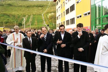 Nekdanji minister za šolstvo in šport dr. Milan Zver (desno) se pripravlja na otvoritev novih prostorov Škofijske gimnazije Antona Martina Slomška v Mariboru, april 2008