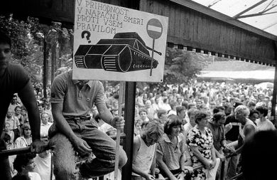 Zborovanje v podporo zaprtim v vojaškem zaporu Janši, Borštnerju in Tasiću. 22. julij 1988 v Mostecu