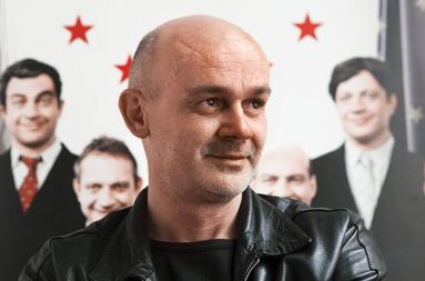 Damir Domitrović Kos, direktor festivala Ex Ponto (Kulturno društvo B51): “Predstava tako rekoč brez pozitivnega lika, polna brutalnosti, zla in laži, pogumno odpira dodatno vrednost ideje projekta. Značilnost današnjega časa je, da zatiskamo oči pred kulminacijo manipulacije, brutalnosti in laži, prav tematika in estetika Macbetha pa brezkompromisno ponudi publiki nekakšno ogledalo sedanjosti. A zagotovo je glavni učinek Buljanove predstave ta, da na zelo sodoben, brutalen in enostaven način predstavi problematiko ravno v takšni luči, kot to družba danes potrebuje, da bi samo sebe dojela in prepoznala - aktualno in brutalno.”