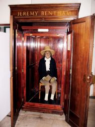 Nagačeni veleum z voščeno glavo, Jeremy Bentham, v svoji spovednici.