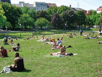 Pregovorno konservativni Nemci uporabljajo svoje parke na nam skoraj nepredstavljiv način. Na poletni dan tudi manjši parkovni žepi v središču Berlina privabijo veliko število obiskovalcev, ki sedijo le par metrov oddaljeni drug od drugega in se v nedrčkih ali kopalkah nastavljajo sončnim žarkom. Dogajanje bolj spominja na plažo kot na park.