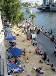 Nenavaden in izredno uspešen primer izboljšanja življenja meščanov je projekt Paris Plages, ki vsako leto bregove reke Sene preobrazi v pravo peščeno plažo. Zaradi bližine obale morda ni smiselno razmišljati o podobnem projektu pri nas, bi pa lahko prevzeli način razmišljanja.