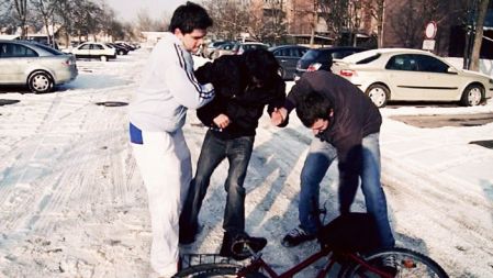 Utrinek s snemanja kratkega filma Požigalec - The Movie: požigalec, junaka, torba in kolo