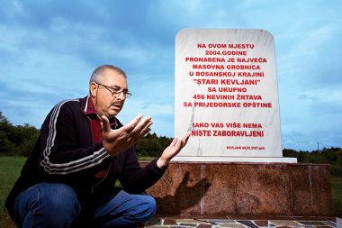 Šerif Velić, ki ga je Ed srečal ob svojem obisku Omarske leta 1992, ob masovni grobnici v bližnji vasi: »V Omarski sem vam rekel, da sem padel. Nisi videl, da za teboj stoji stražar, ki mi je strmel naravnost v oči, ko si me vprašal o rani. Prav ta stražar me je tudi mučil.«