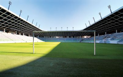 Nogometni stadion s 16.038 sedeži je prava arhitekturna poslastica, predvsem zaradi masivne strehe nad tribunami. Arhitekti so streho namenoma zasnovali bolj robustno, saj tako vzbuja občutek monumentalnosti. Po drugi strani pa stadion deluje presenetljivo domače, kot kakšna velika dnevna soba. Tribune stadiona se proti parterju spuščajo precej strmo, kar omogoča enako kakovosten razgled na igrišče z vseh sedežev.