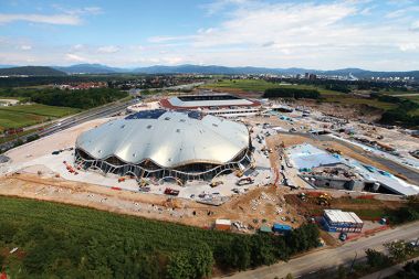 Kompleks celotnega športnega parka se razteza na skoraj dvajset hektarjev veliki parceli, obsega pa večnamensko športno dvorano, nogometni stadion, trgovski center, številna zunanja igrišča, zunanje parkirišče in parkirno hišo. Končna strešna kritina športne dvorane in stadiona je iz alu-skodel v zlato-srebrni barvi nemškega proizvajalca Boehme. Med dvorano in stadionom je namenoma več praznega prostora, saj skozi to območje poteka eden od koridorjev za dotok svežega zraka v Ljubljano.