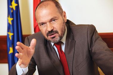 Franc Križanič, minister za finance: »Trenutno NLB ne potrebuje klasične državne pomoči. Dokapitalizacijo potrebuje za rast, saj je pomembno, da zagotavlja podporo kreditov za rast in prestrukturiranje gospodarstva.«