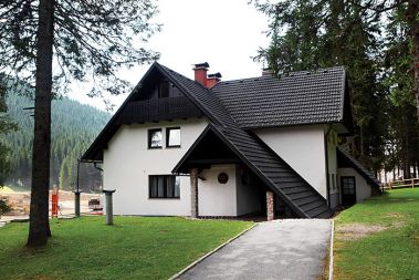 Hiška na Pokljuki, kjer po ugodnih cenah letujejo uslužbenci ministrstva za obrambo.