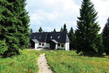 Mestna občina Celje ima v lasti sedem počitniških kapacitet, tudi garsonjero na Rogli. Okvirna cena za bivanje v teh objektih je od 35 do 60 evrov na dan.