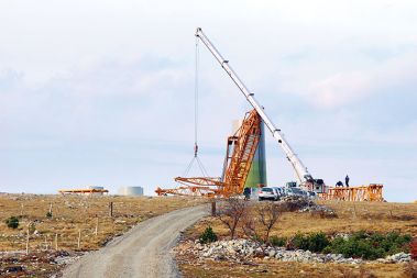 Pospravljanje gradbišča nesojene prve vetrne elektrarne v Sloveniji na Griškem polju pri Senožečah