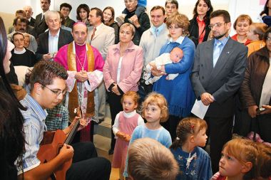 RKC je z eno osnovno šolo in štirimi gimnazijami naša največja ustanoviteljica zasebnih šol. Na fotografiji: nadškof Franc Kramberger, nekdanja državna sekretarka na šolskem ministrstvu Magdalena Šverc in direktor Zavoda Antona Martina Slomška dr. Ivan Štuhec na otvoritvi katoliškega vrtca v Mariboru