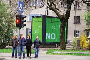 Okoljska merilna postaja mestne občine Ljubljana na vogalu Tivolske in Vošnjakove redno izmerja presežne koncentracije trdnih delcev