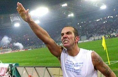 Nogometaš Lazia Di Canio, ki javno pozdravlja s fašističnim pozdravom