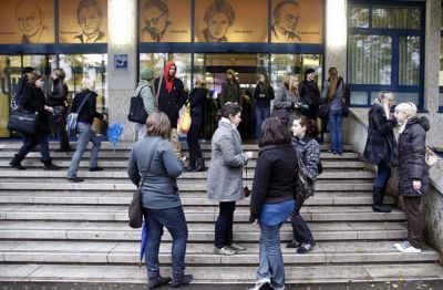 Člani oddelka za pedagogiko in andragogiko na ljubljanski Filozofski fakulteti javnost opozarjajo na dolgoročno skrajno negativne posledice, ki jih bodo imeli predvideni varčevalni ukrepi.