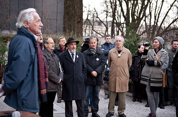 Slovenski književniki s poezijo za samostojno ministrstvo za kulturo: Veno Taufer, Ivo Svetina, Marko Kravos, Ciril Zlobec, Aleš Debeljak, Tomaž Šalamun.