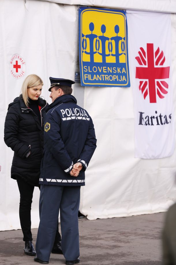 Varnost pred človekovimi pravicami: Ministrica za notranje zadeve Vesna Györkös Žnidar se ni želela srečati z begunci, ki so opozarjali na težke razmere v azilnem domu. 