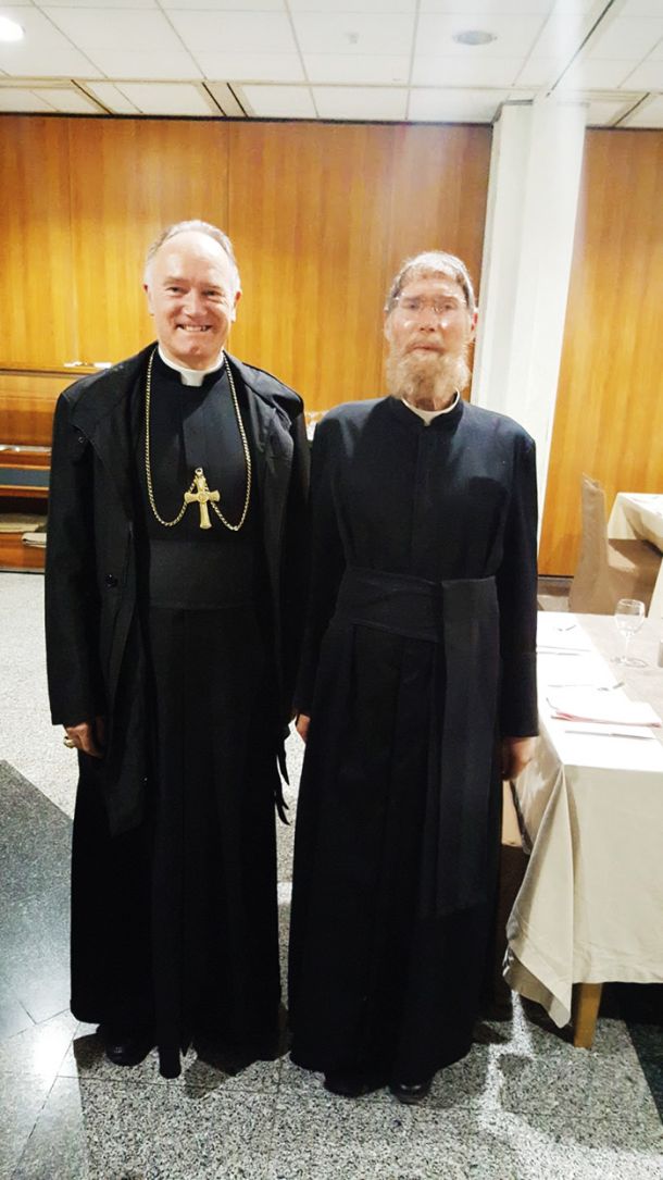 Izobčeni slovenski duhovnik Vidko Podržaj (na desni) in švicarski škof in vodja Bratovščine sv. Pija X. Bernard Fellay, oktobra 2015 v Zagrebu.