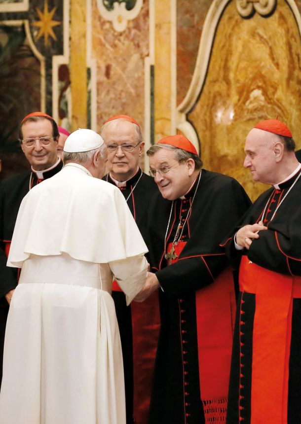 Papež Frančišek in kardinal Raymond Leo Burke na tradicionalnem božičnem sprejemu v Vatikanu.