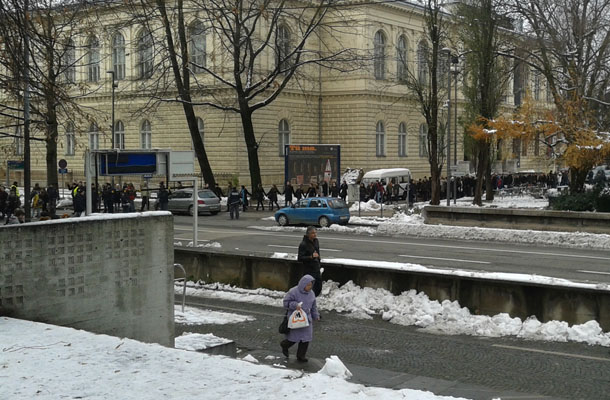 Veriga študentskih protestnikov okoli državnega zbora.