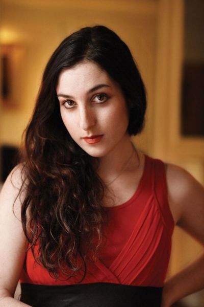 Marissa Nadler se z bogato atmosferiko še enkrat oddalji od klasične predstave o folkovski pevki s kitaro.