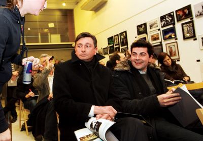 Ikar in Dedal: Borut Pahor in naš nekdanji, sedaj njegov, Denis Sarkić na dražbi fotografov Enooki v galeriji Kresija v Ljubljani. Premier s skominami gleda na svoj nekdanji energetski napoj.