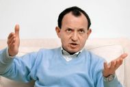 Prof. dr. Zoran M. Arnež, predstojnik tržaške klinike za plastično kirurgijo in predstojnik katedre za plastično kirurgijo in opekline na medicinski fakulteti v Trstu: »Močno dvomim, da se bodo z uvedbo obvezne dajatve odpravile težave zdravstvene blagajne. Predvsem pa ne verjamem, da se bodo zdravstvene zavarovalnice kar tako odrekle svojemu najpomembnejšemu produktu.«