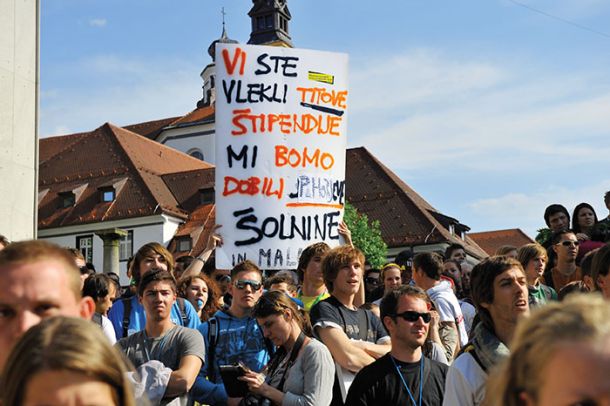 Kriza, v kakršni smo v Sloveniji, se bo reševala dolgo. Rešili je ne bomo mi stari, fosili stare ere, rešijo jo lahko samo novi, mladi. Teh pa ni. V tranziciji je bila - sistematično, načrtno - zavožena ena cela generacija mladih. (fotografija je bila posneta na študentskih demonstracijah pred parlamentom, 19. maja 2010)