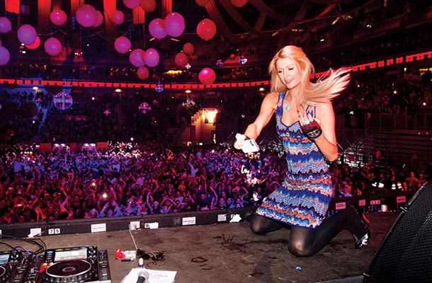 Paris Hilton med nastopom DJ-a Afrojacka: Red X-mas Party, dvorana Stožice, Ljubljana