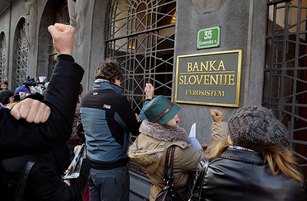 Foto tedna Vojska klovnov - s prikazovanjem absurda današnje družbe nad finančni kapitalizem, skupna manifestacija Gibanja 15o in Gibanja OccupyTrieste, Ljubljana  