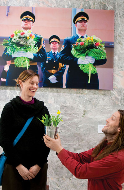 Urša Jurman, kustosinja, in avtor Borut Peterlin, otvoritev razstave Flower Power, Sokolski dom, Škofja Loka