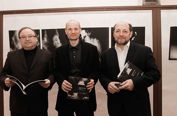 Marjan Toš, avtor, in Janez Balažic, Dušan Šarotar: Duše, otvoritev pesniške podobe/fotografije, Sinagoga, Maribor