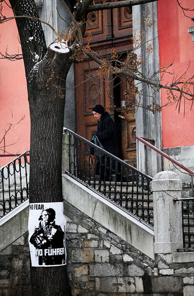 No fear, no Führer: Plakatna protestna akcija v soboto, 11. februarja 2012, pred frančiškani. 