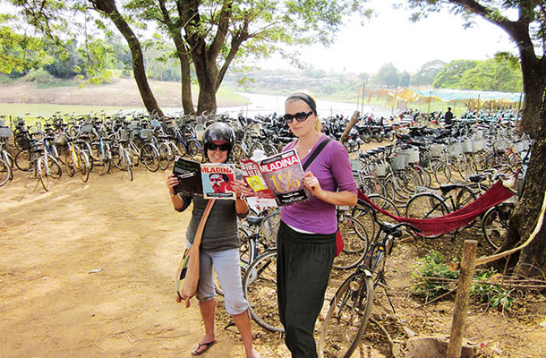 Urška in Katja, šolsko dvorišče, provinca Kompong Cham, Kambodža / Foto Motorist