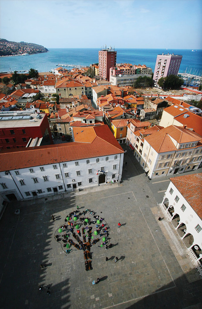 Živa uprizoritev logotipa Očistimo Slovenijo, Geografsko društvo EGEA Koper in ŠOU na Primorskem, Koper