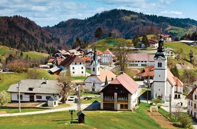 V Šentjoštu nad Horjulom si nasproti stojita dve cerkvi.