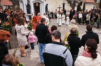 Žegnanje butar pred kapelo za pobite domobrance.