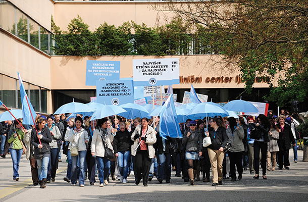 Vlada letos načrtuje dodatnih 1,3 milijona za »obveščevalne, protiobveščevalne in varnostne naloge« na MORS. Milijona evrov za negovalno bolnišnico v Ljubljani pa ni. (na fotografiji demonstracije zdravniškega osebja pred Kliničnim centrom v Ljubljani 18. aprila