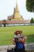 Bojana Pahor pred templjem Wat Phra Kaew, Bangkok, Tajska / Foto Majo