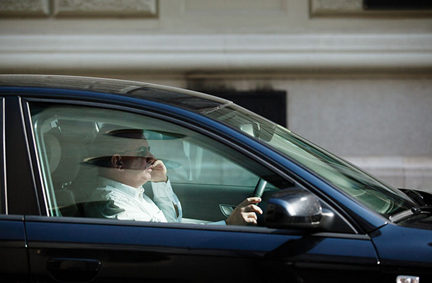 Foto tedna: Četrti maj, 8.49, Gregorčičeva ulica v Ljubljani. Globa 120 evrov za prekršek po 23. členu Zakona o pravilih cestnega prometa. Glavni vladni pogajalec, minister Andrej Vizjak. 