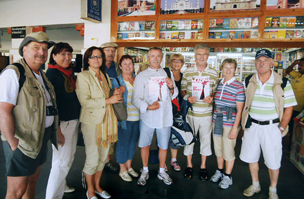 Pred kioskom na postaji v Agri, Indija / Foto Janez Bezjak