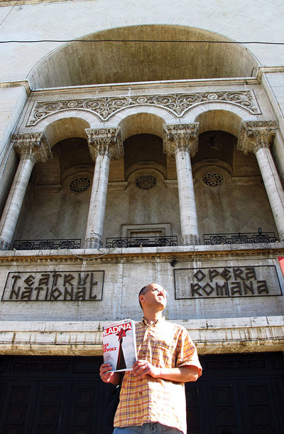 Pod balkonom Opere, s katerega so leta 1989 prvič javno pozvali: Dol s Ceausescujem! Dol z diktatorjem! Temišvar, Romunija / Foto Mimoidoči