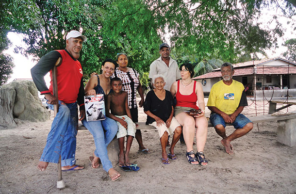 Babica Lucia, donna Luisa, Emiliano in preostala družina po nedeljskem pikniku, Tucuma, porečje Amazonke, Brazilija / Foto Jing Dou