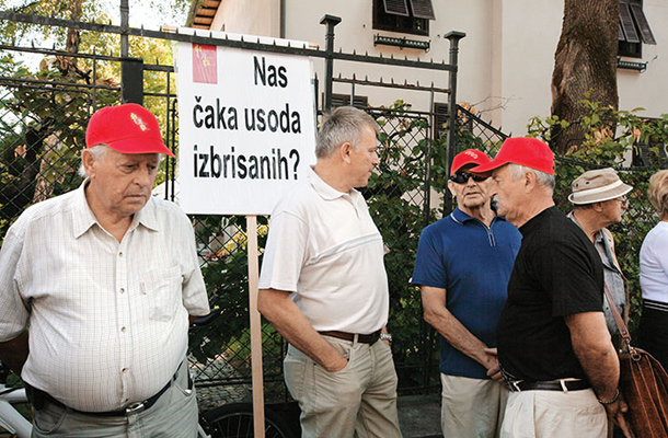 Foto tedna: Protest upokojencev zaradi tihega znižanja pokojnin točno določenih in seveda politično „spornih“ posameznikov in skupin.