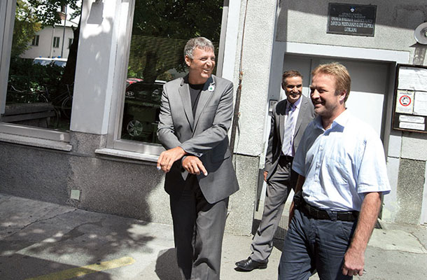 Foto tedna Minister za pravosodje in javno upravo Senko Pličanič je zaigral na zaporniški klavir, delovni obisk v Zavodu za prestajanje kazni zapora Ljubljana.